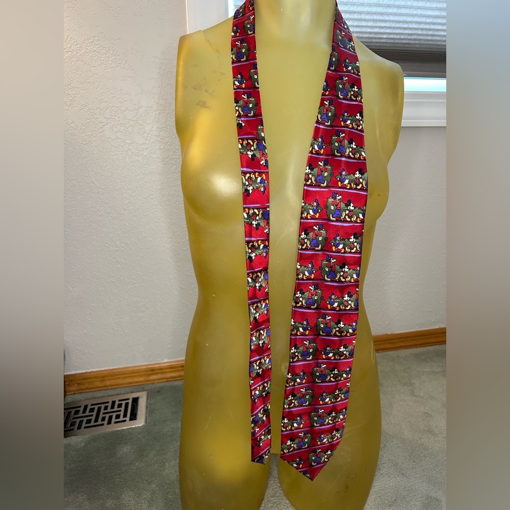 Men’s Walt Disney Christmas silk tie. Mickey and goofy.